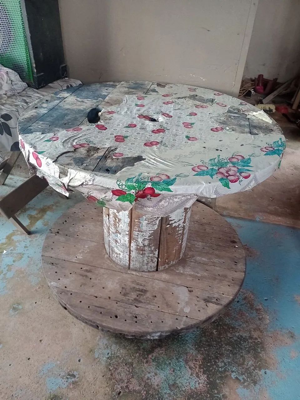 Mesa de madeira rústica feita com carretel de cabo