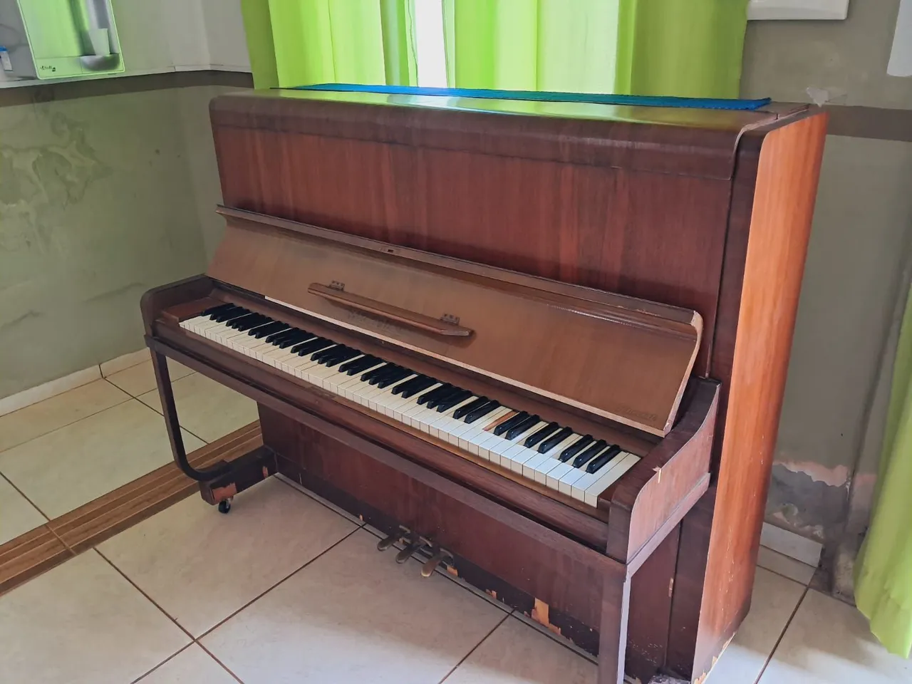 Piano vertical antigo