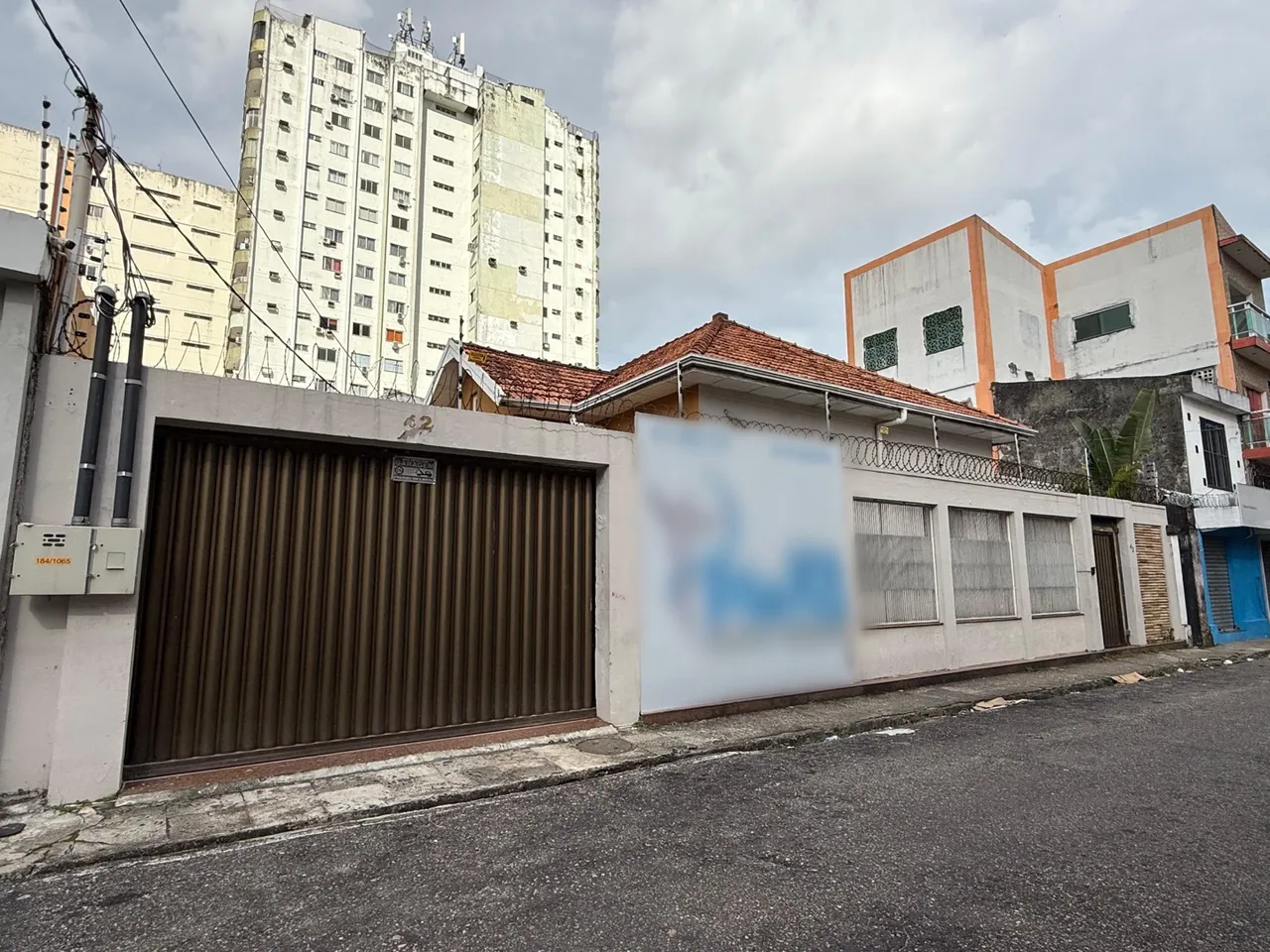 ALUGA-SE IMÓVEL COMERCIAL PRÓXIMO À BASÍLICA