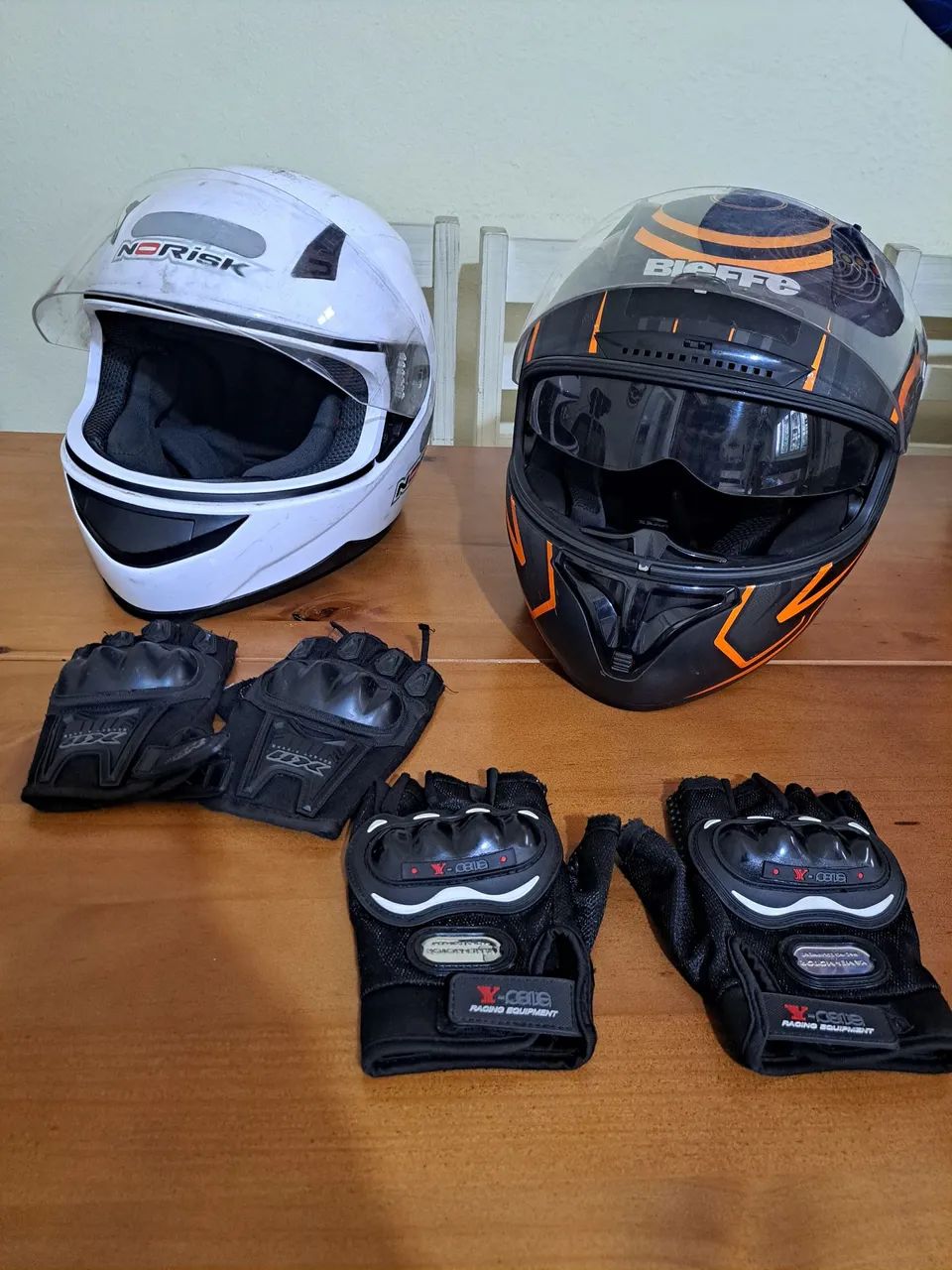 2 Capacetes Tamanho 56+ 2 pares de luva