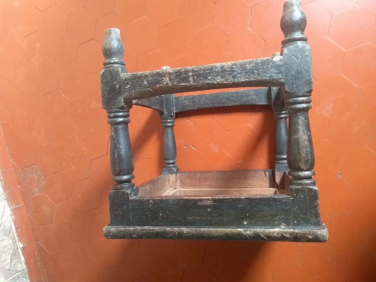 Banco todo madeira de lei , com assento em couro.. - Foto 4
