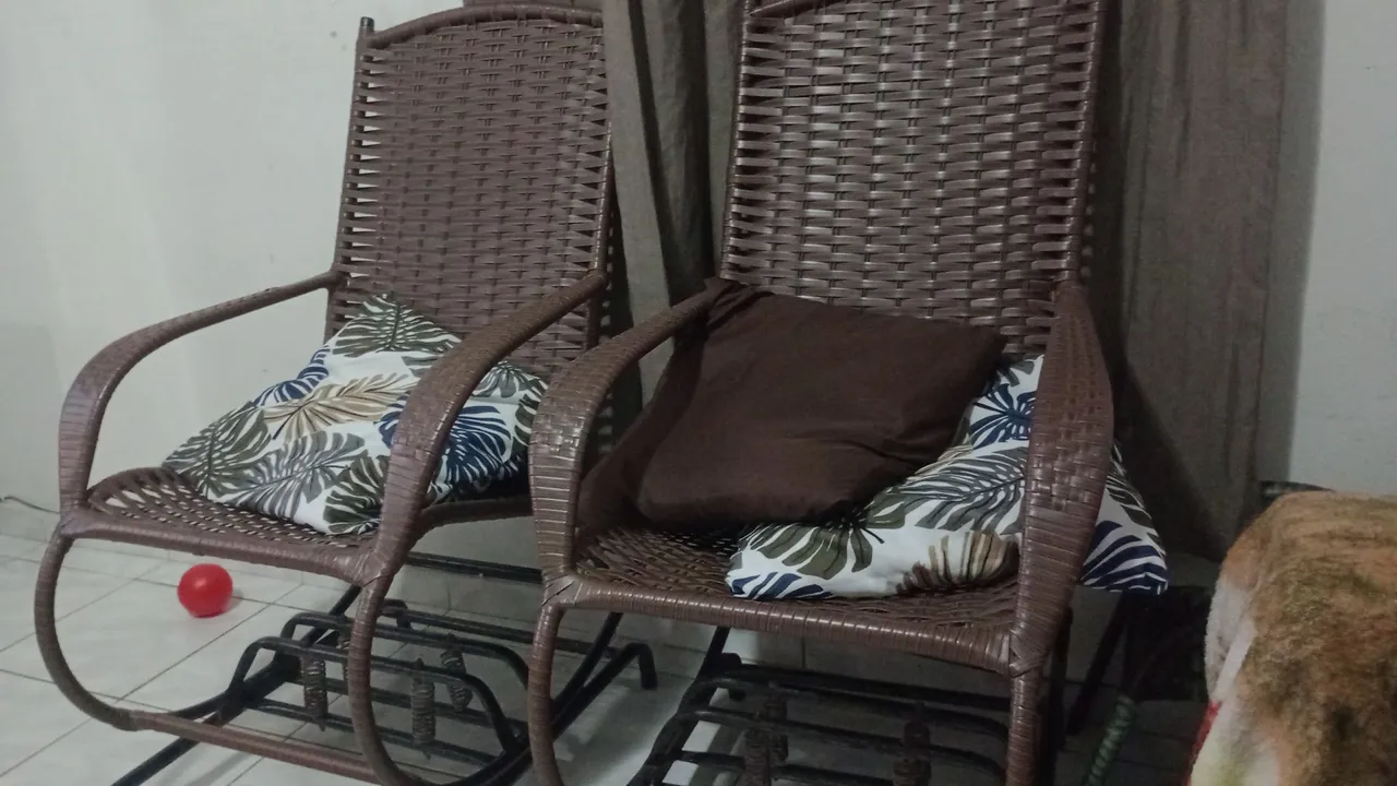 2 Cadeiras de balanço em vime