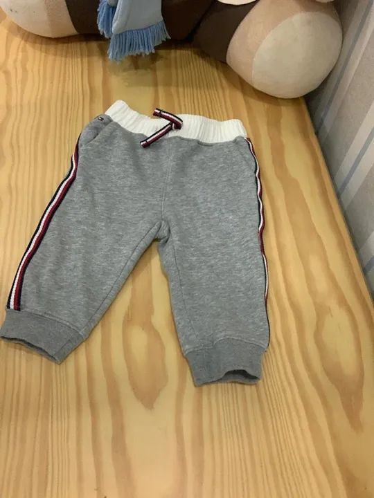 Calça tommy Hilfiger infantil 12 meses - Foto 2