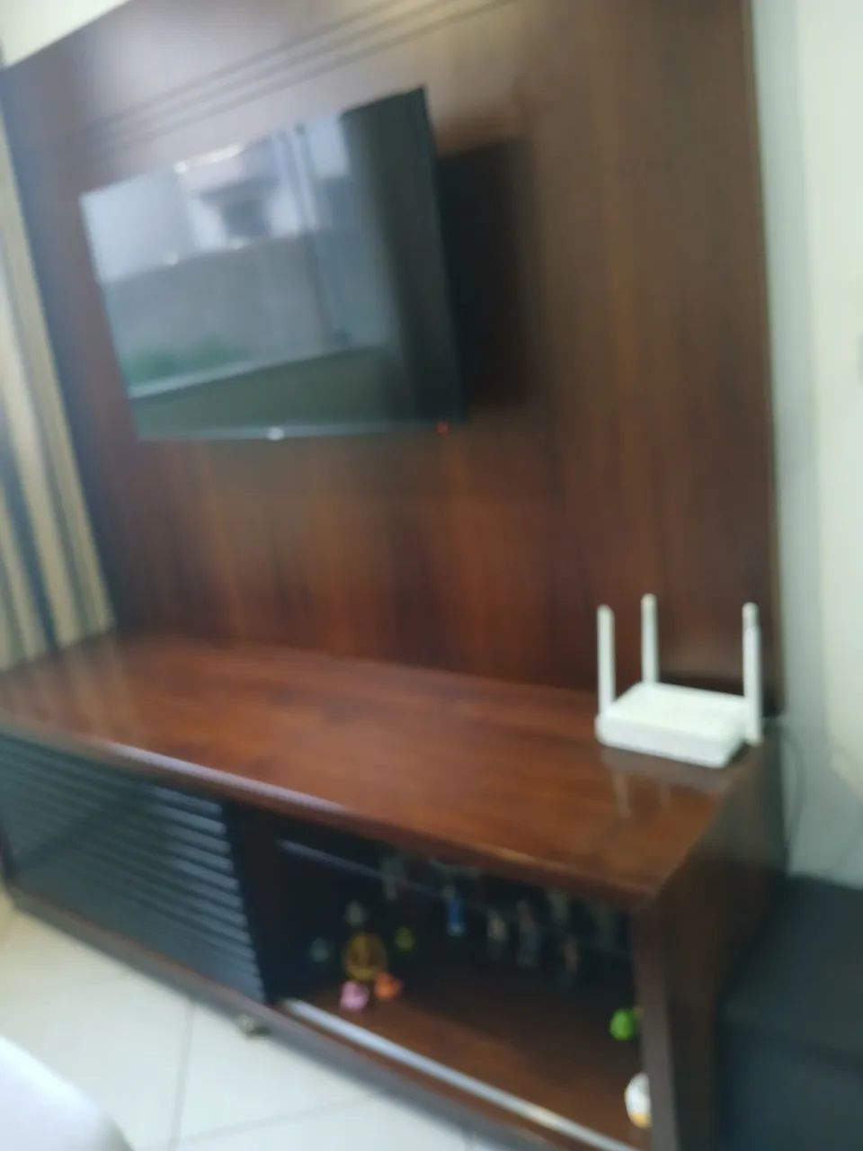 Rack com painel madeira64520796148353121