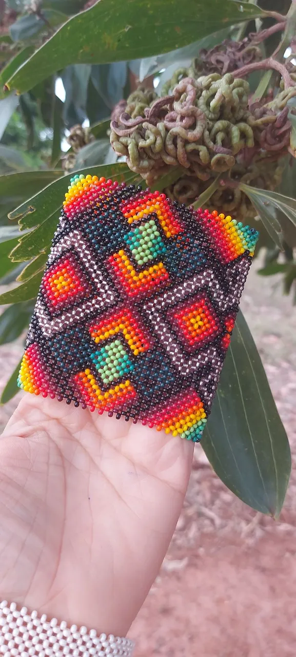 Pulseira artesanal de miçangas coloridas