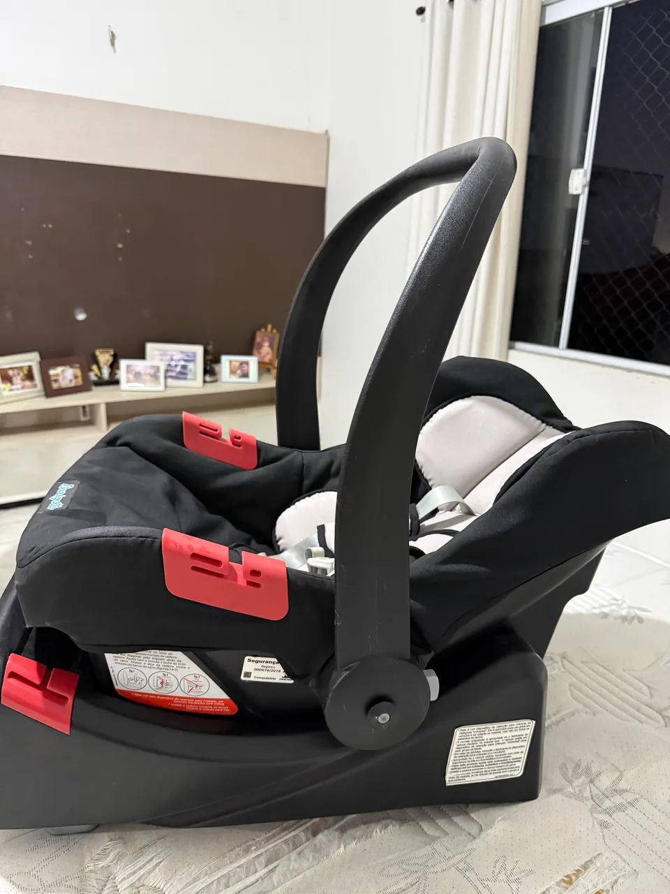 Bebê conforto Burigotto Touring com base veicular