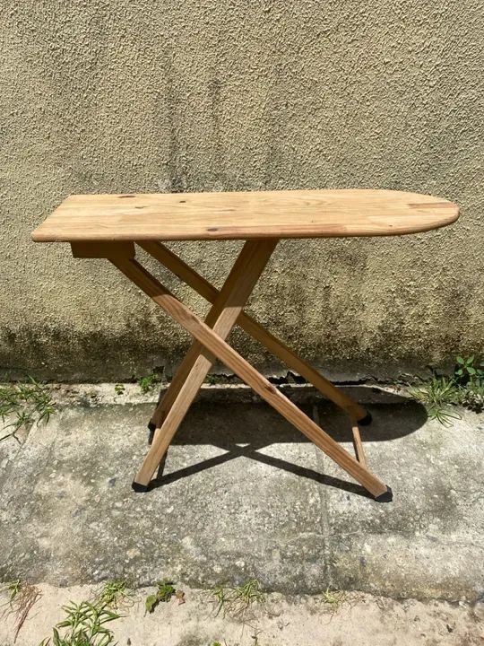 Mesa de passar roupa de madeira