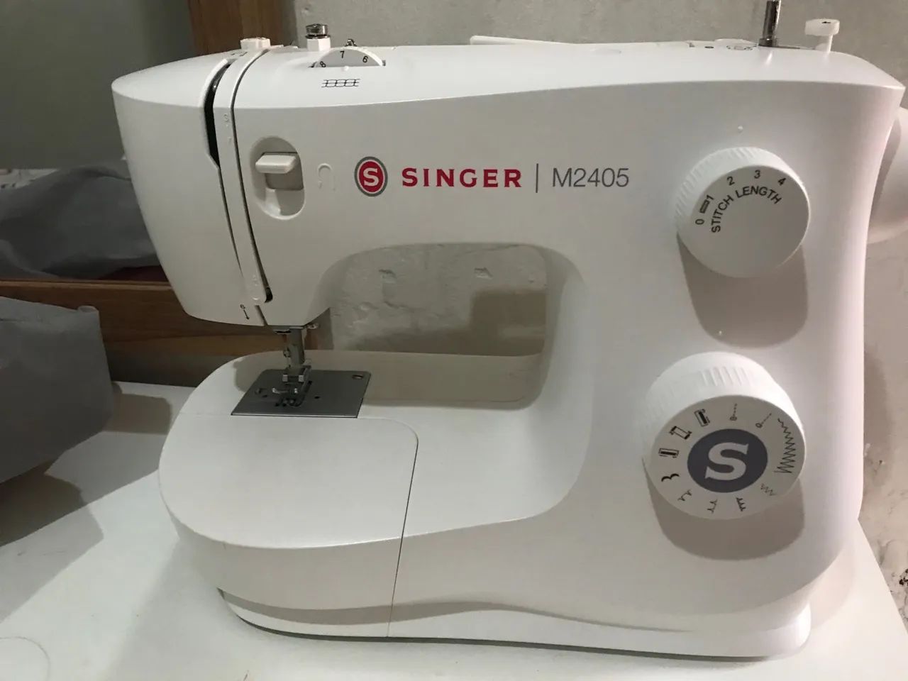 Máquina de Costura Singer M2405 - Foto 2