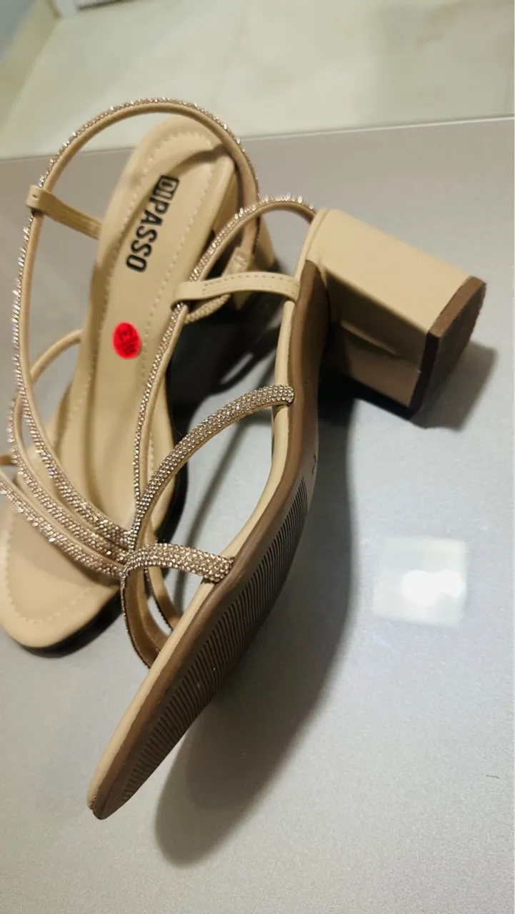 Sandália feminina nude com detalhes em strass