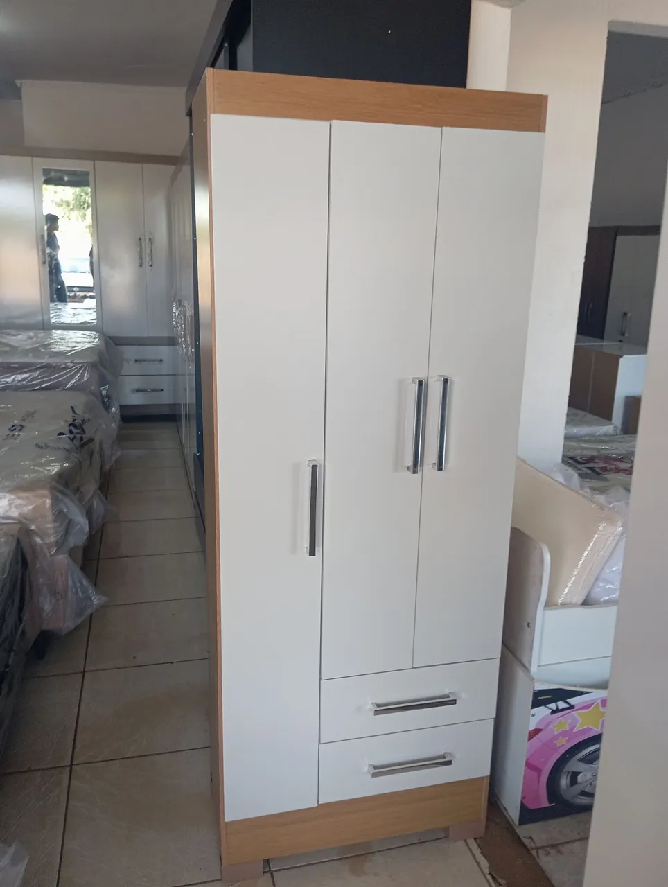 Guarda-Roupa Moderno , com Detalhe Amadeirado