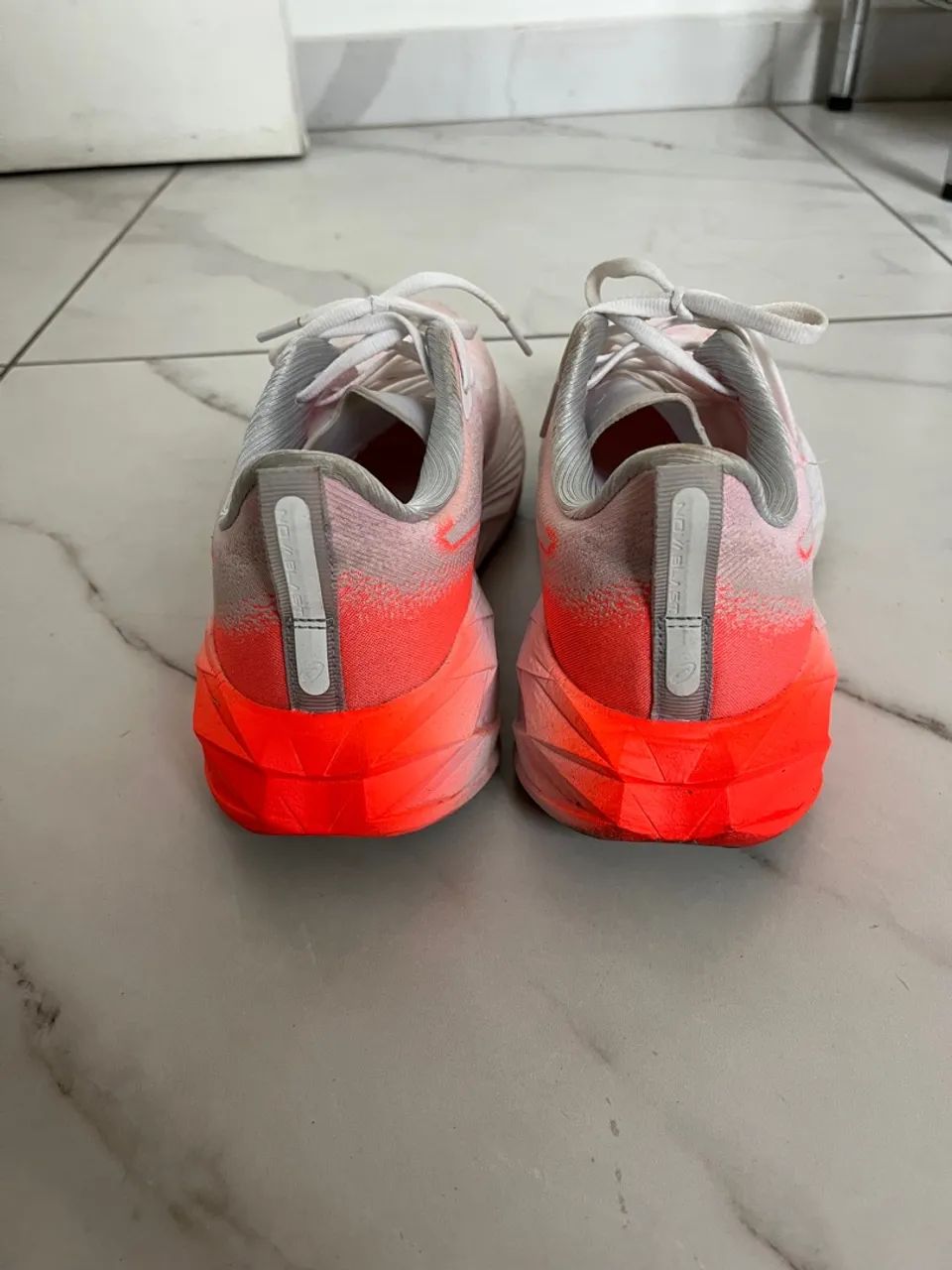 Tênis Asics Novablast 4 Centennial - Foto 4