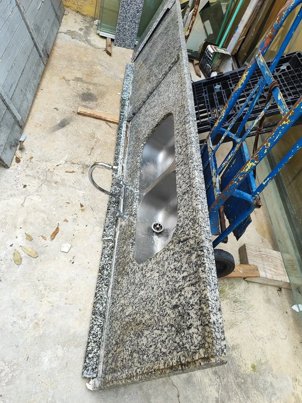 Pia granito cuba dupla cinza Corumbá c/torneira misturador tamanho 260x060
