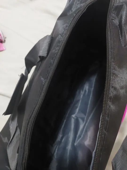 Malinha média esportiva rosa e preta com bolso lateral  - Foto 3