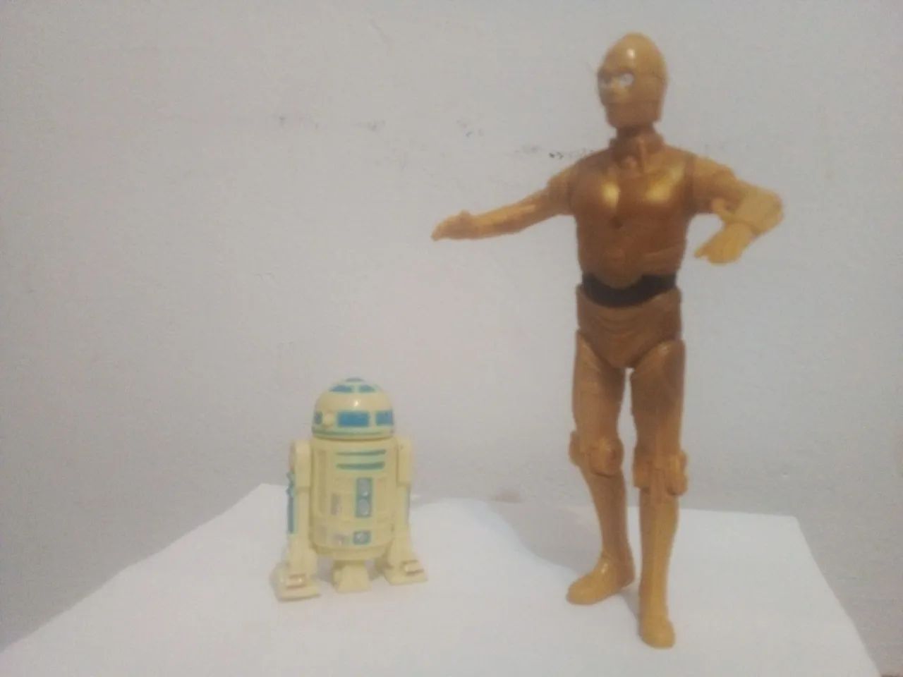 Dois bonecos articulados Star Wars, C-3PO e R2-D2