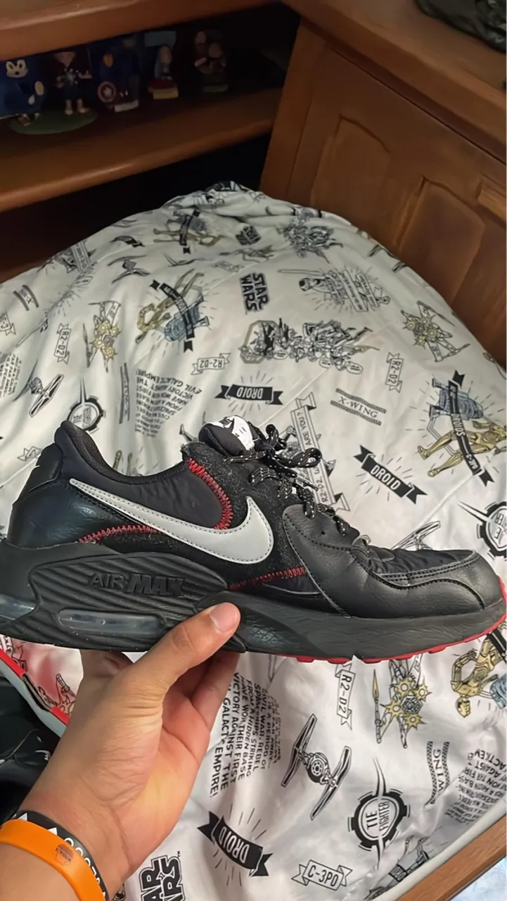 Tênis Nike Air Max Excee - Preto com detalhes em vermelho