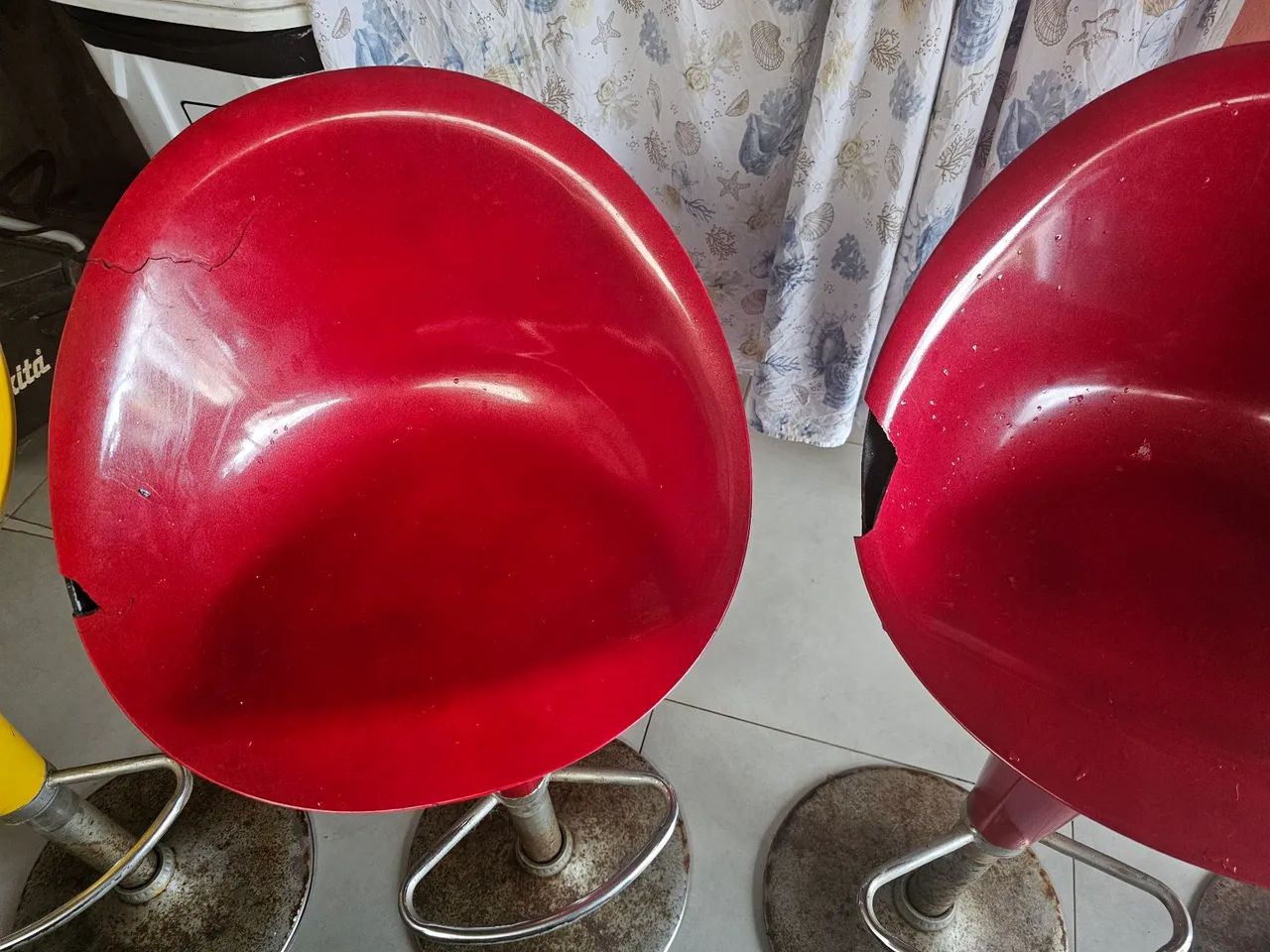 Bancos/banquetas vermelhas e amarelas para balcão de cozinha. As 4 por 450