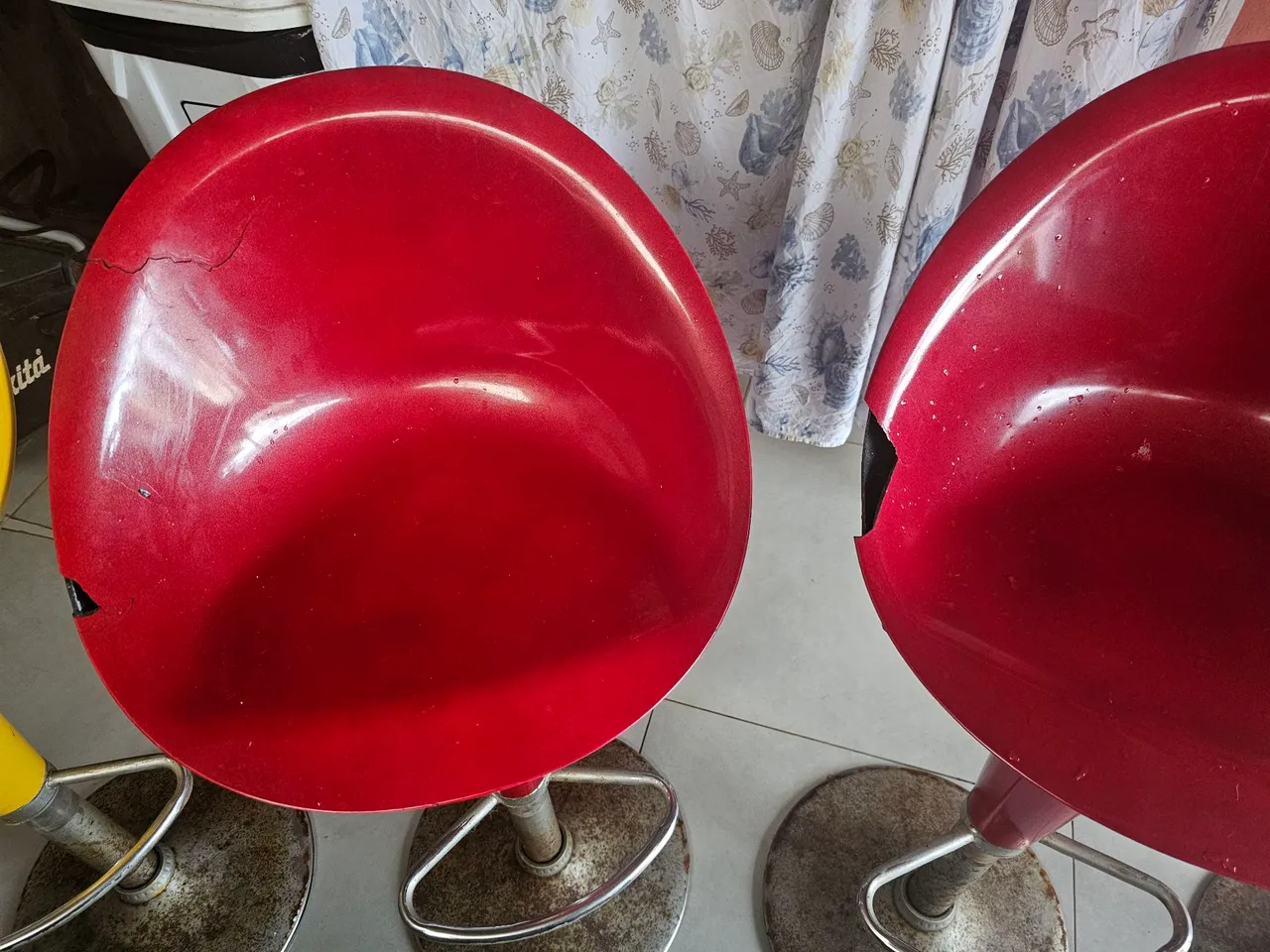 Bancos/banquetas vermelhas e amarelas para balcão de cozinha. As 4 por 450