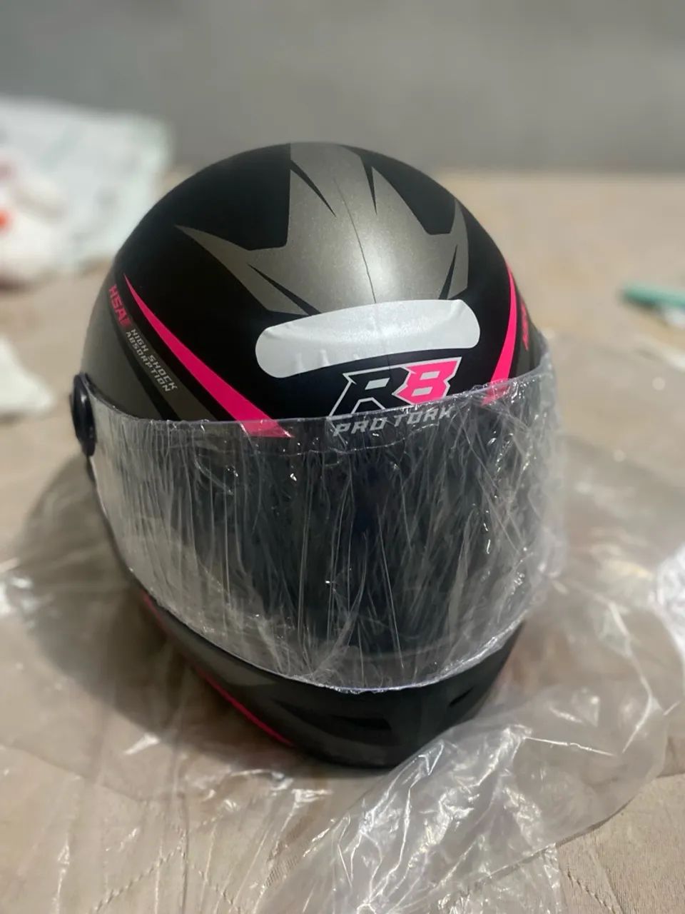 Vende-se capacete novo. 