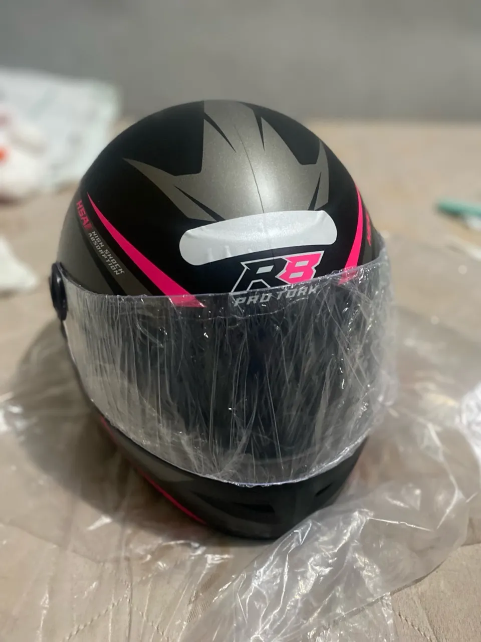 Vende-se capacete novo.