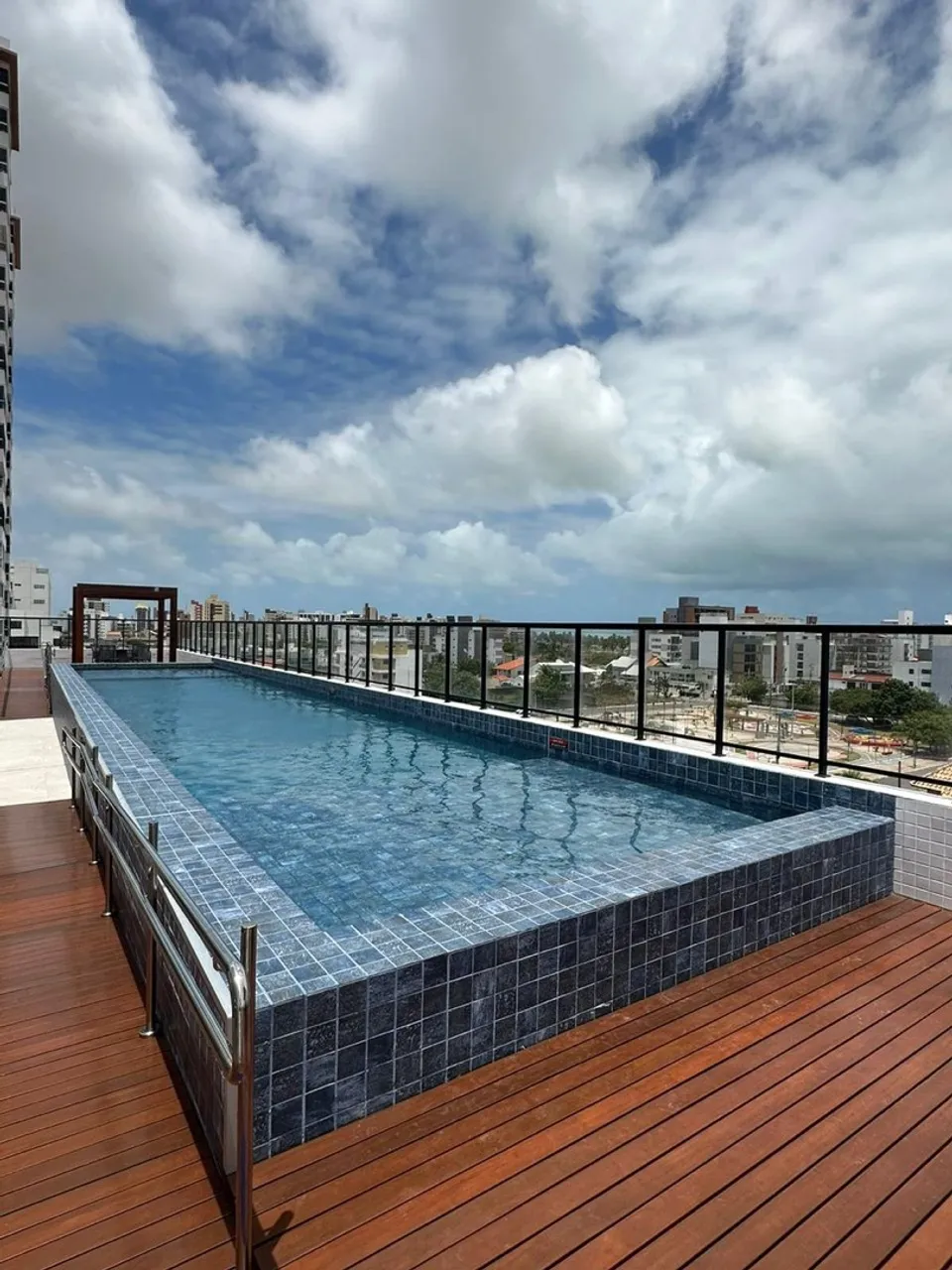 2 quartos, sendo uma suíte, piscina, super localizado
