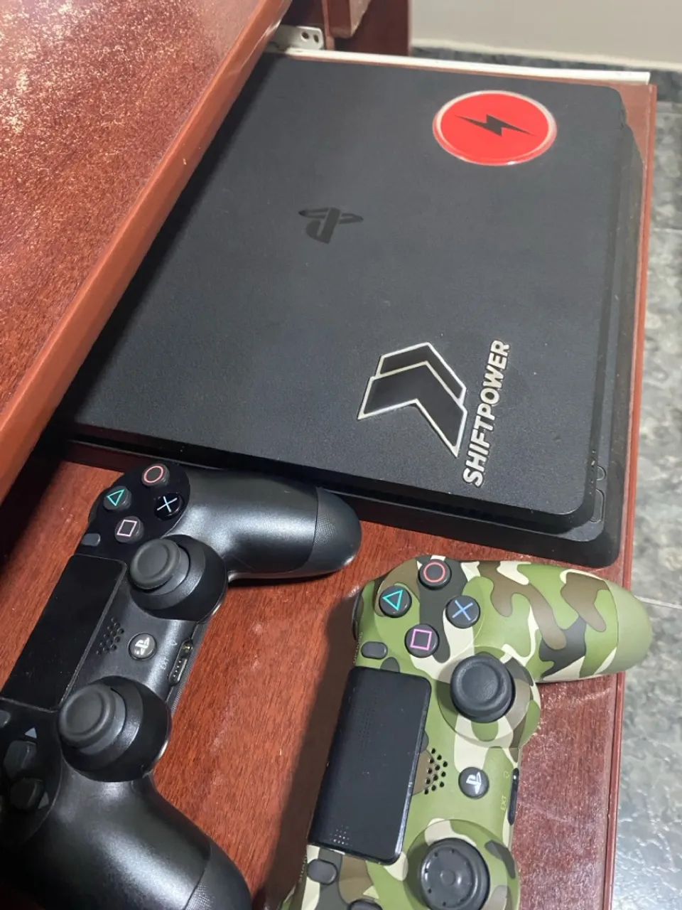 PLAYSTATION 4 Slim - 1TB + 2 Controles