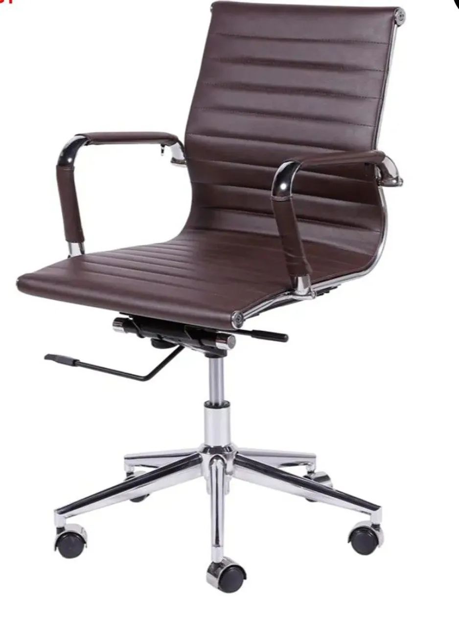 Cadeira rodízio Office "Charles Eames"  estreitinha marrom café  - Foto 3