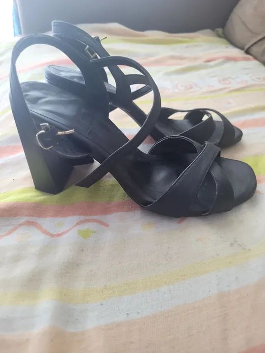 Sandálias pretas de salto alto - Foto 2
