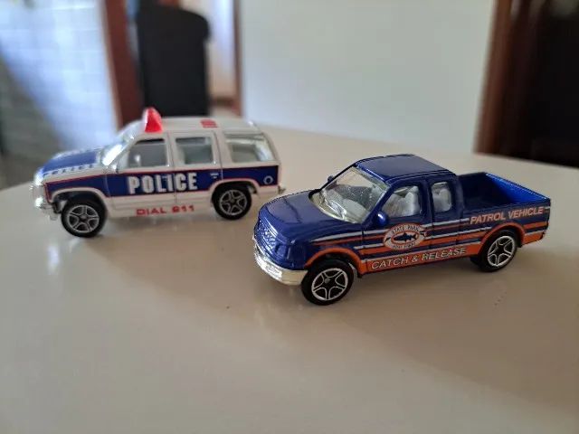 2 carrinhos tipo hot wheels da policia e caminhonete - Foto 2