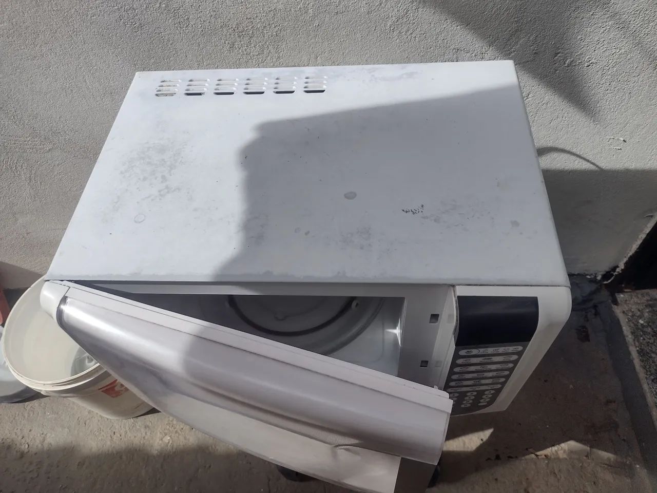 Vendo microondas 31 litros Eletrolux funcionando perfeitamente  - Foto 4