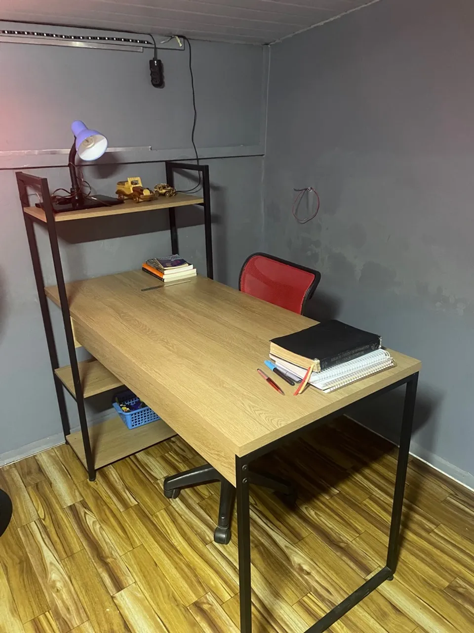 Escrivaninha Industrial com Prateleiras