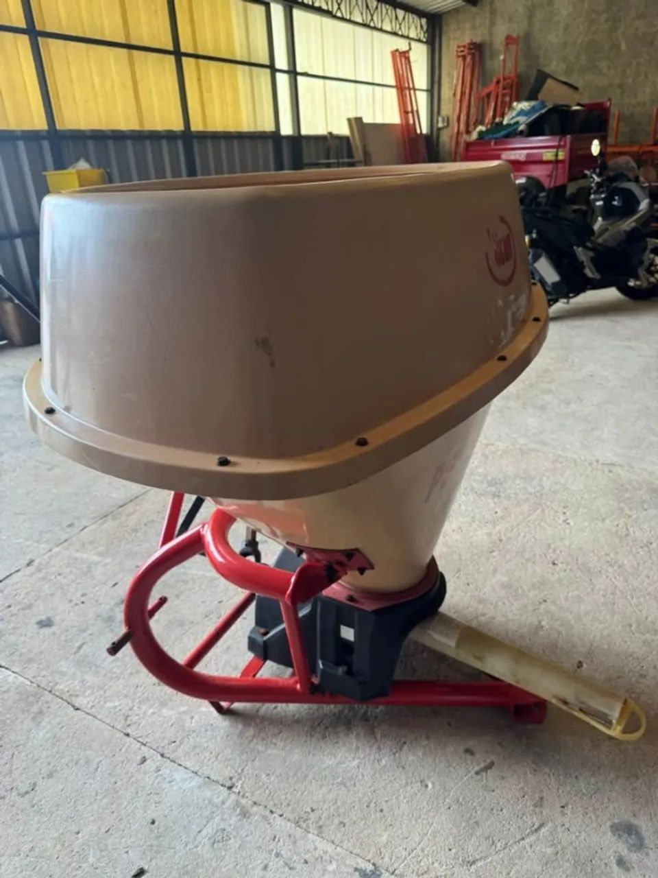 Distribuidor de calcario e adubo Vicon Pendular - Foto 3