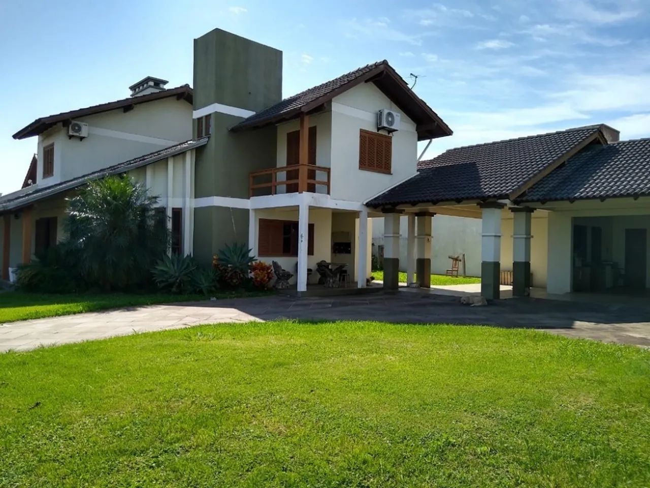Excelente sobrado próximo ao fórum em Tramandaí