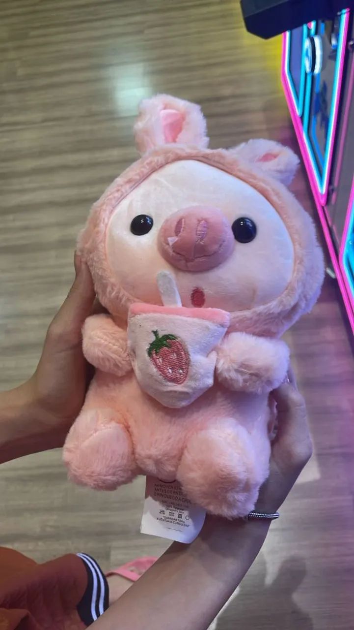 Pelúcia de Porco Rosa com Acessório de Bebida