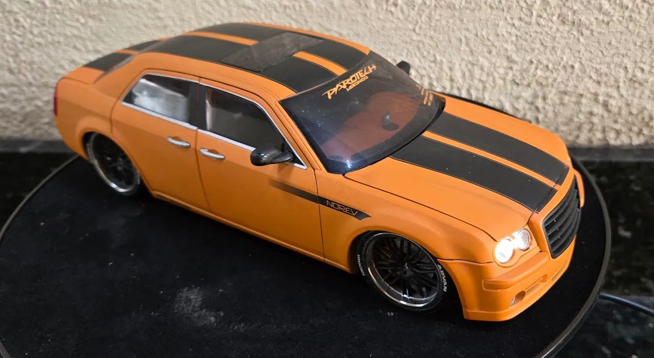 Chrysler 300c 1/18 Norev - Hobbies e coleções - Caiçaras, Belo