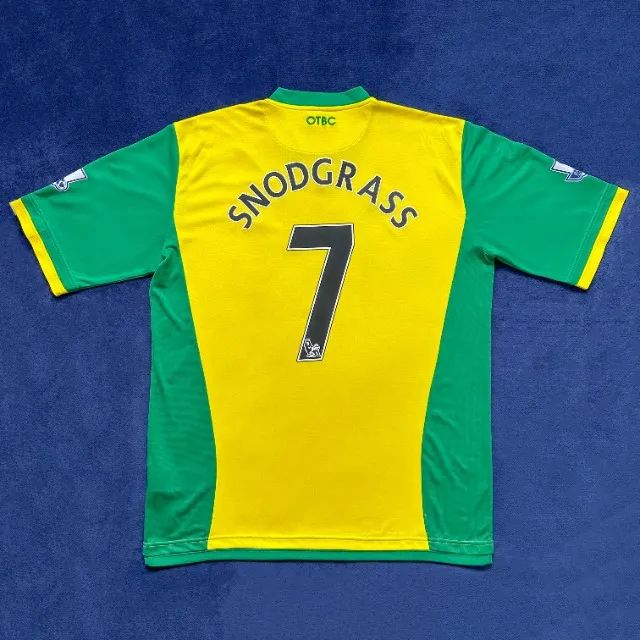 Maillot Domicile Norwich City 2013/14 - Taille L - Joueur Bassong #5 - Occasion (bon état Général, Défauts D'impression)