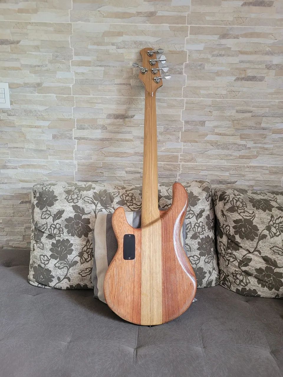 Baixo 5 cordas inteiriço luthier  - Foto 2