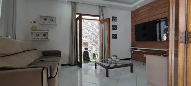 Casa com 5 Quarto(s) e 2 banheiro(s) para Alugar, 300 m² por R$ 3500 / Mês