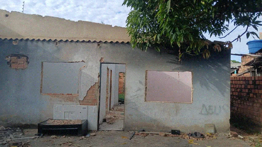 vende se casa inacabada