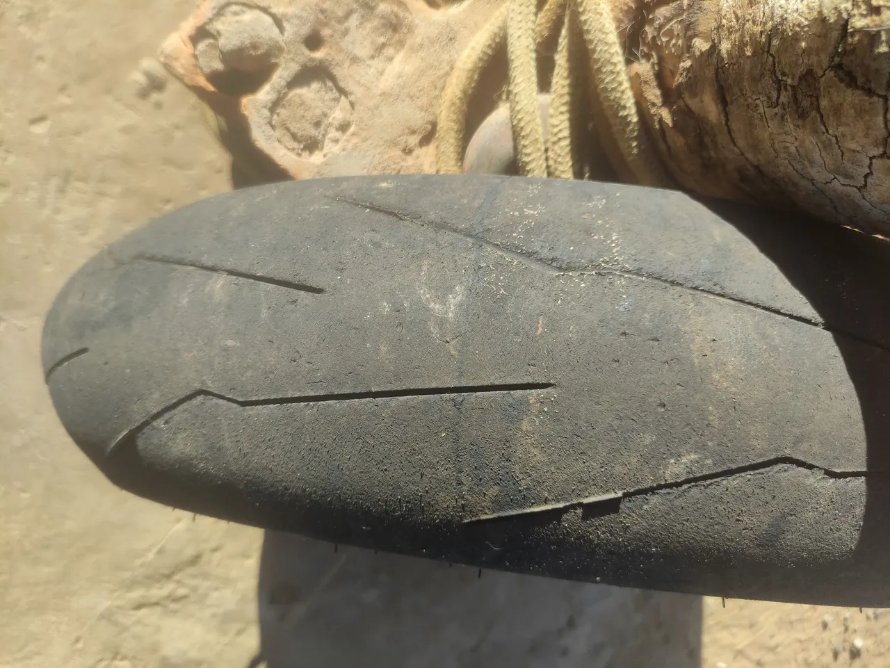 Pneu de Moto Usado -quebra galho s câmera