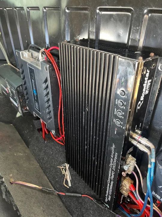 Amplificador Digital Roadstar 1200, 2500 Watts