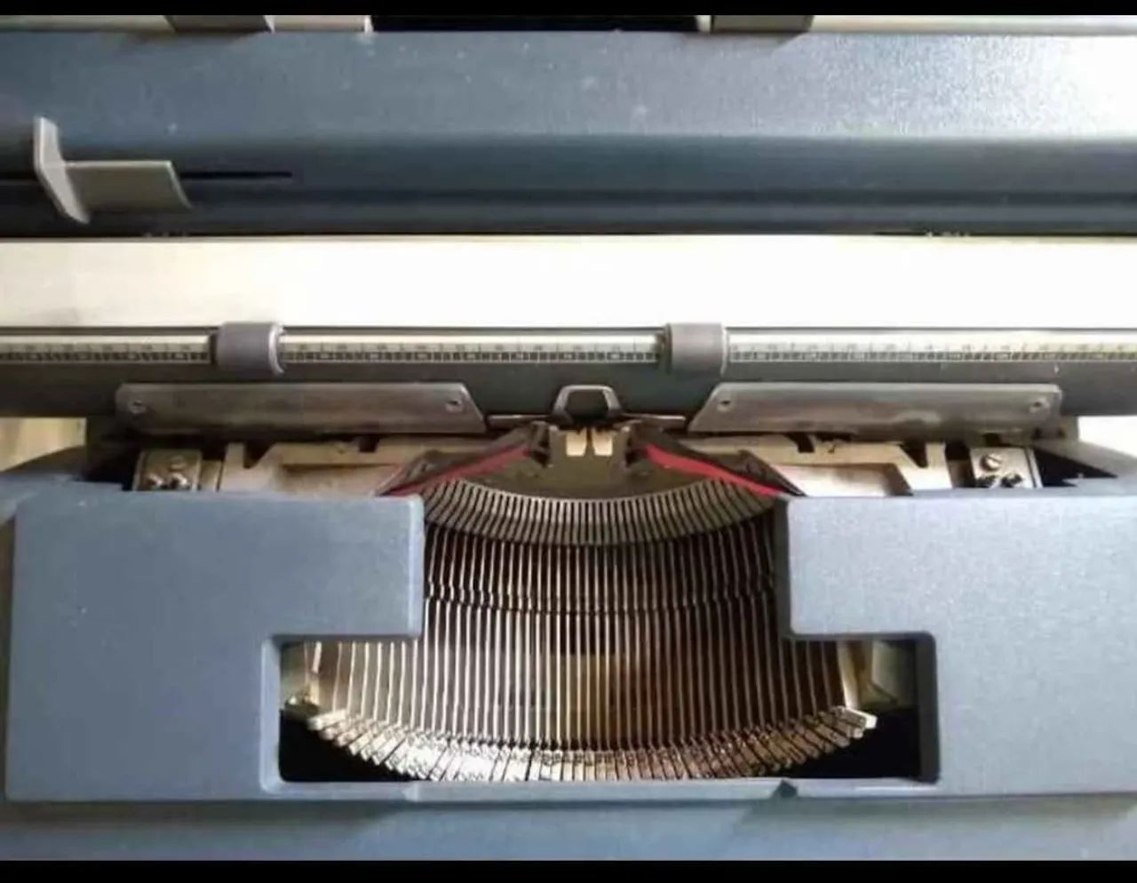 Máquina de escrever OLIVETTI Underwood 298 - Foto 2