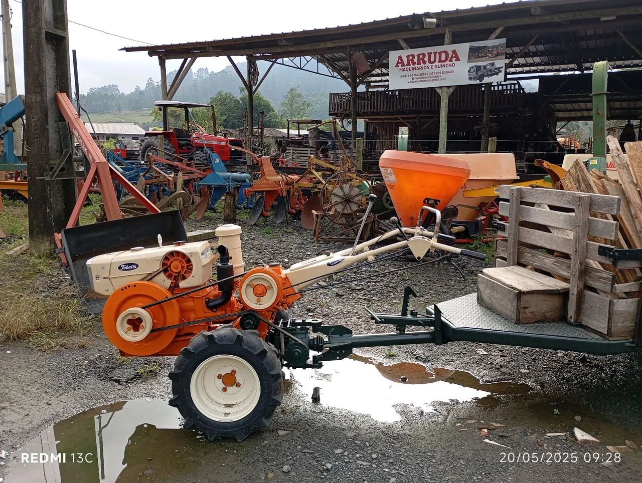 Micro trator Tobatta TR 13 com a carreta trasionada 