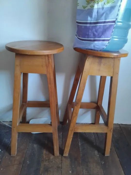 2 Banquetas de madeira maciça