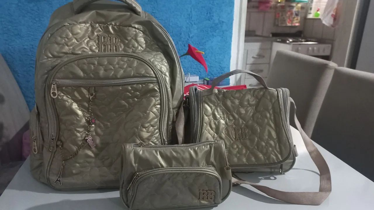 Mochila Feminina Luxo com Detalhes em Dourado - Foto 2