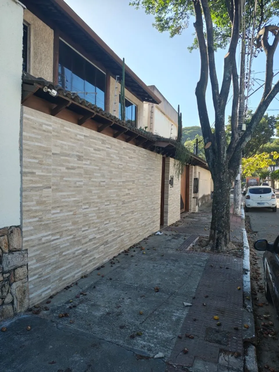 EXCELENTE CASA EM BAIRRO DE LOURDES! DUPLEX, 5 SUÍTES!