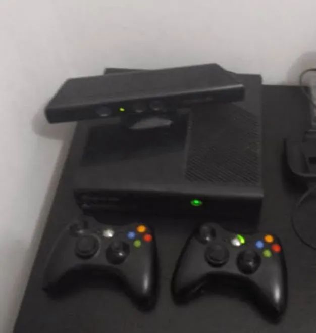 Xbox 360 com 2 controles fonte e Kinect e HD 250 giga de jogos 