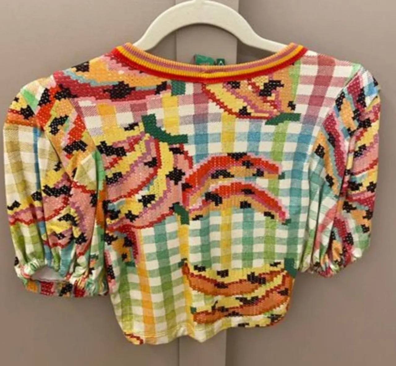 Blusa estampada com mangas bufantes e detalhes vibrantes