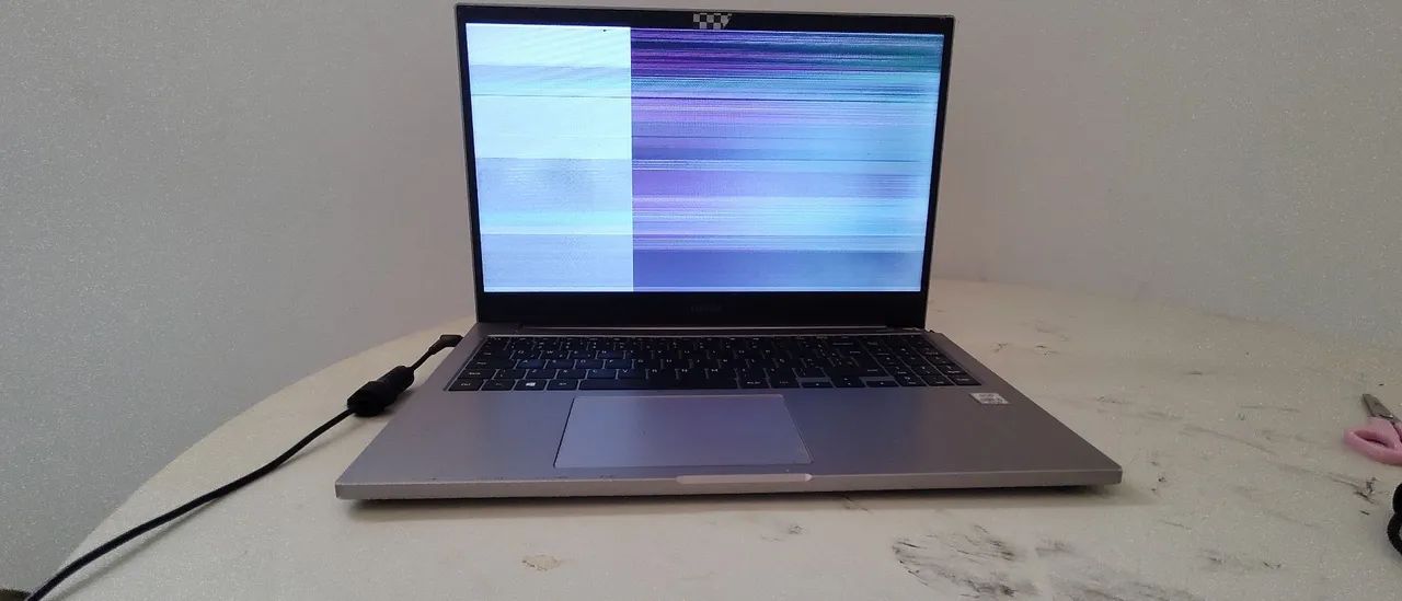 Notebook Samsung x30 carcaça quebrada