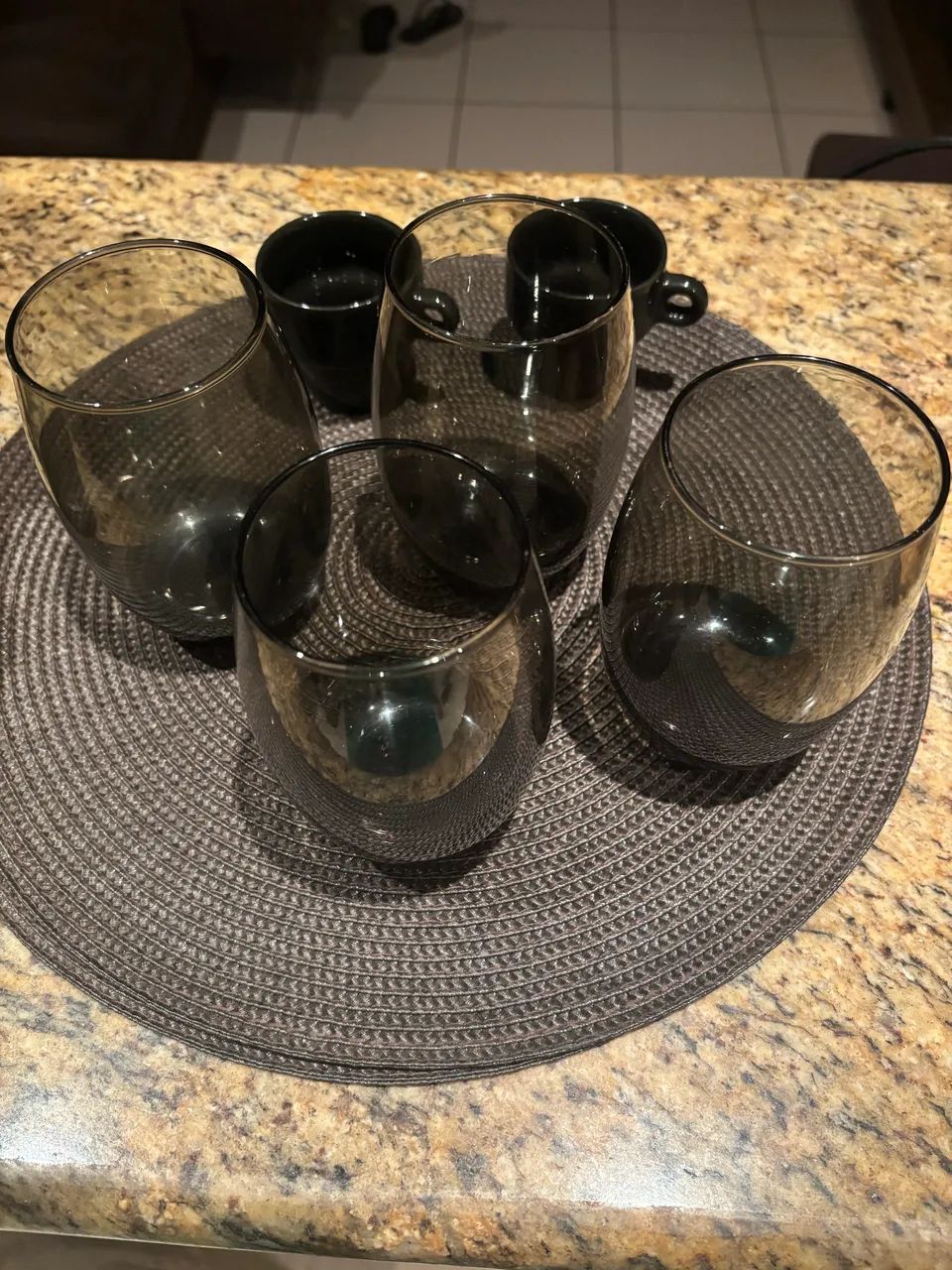 Conjunto de copos, xícaras e bule térmico pretos