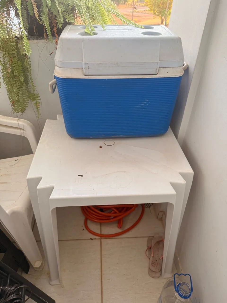 Mesa de plástico com duas cadeiras  - Foto 2